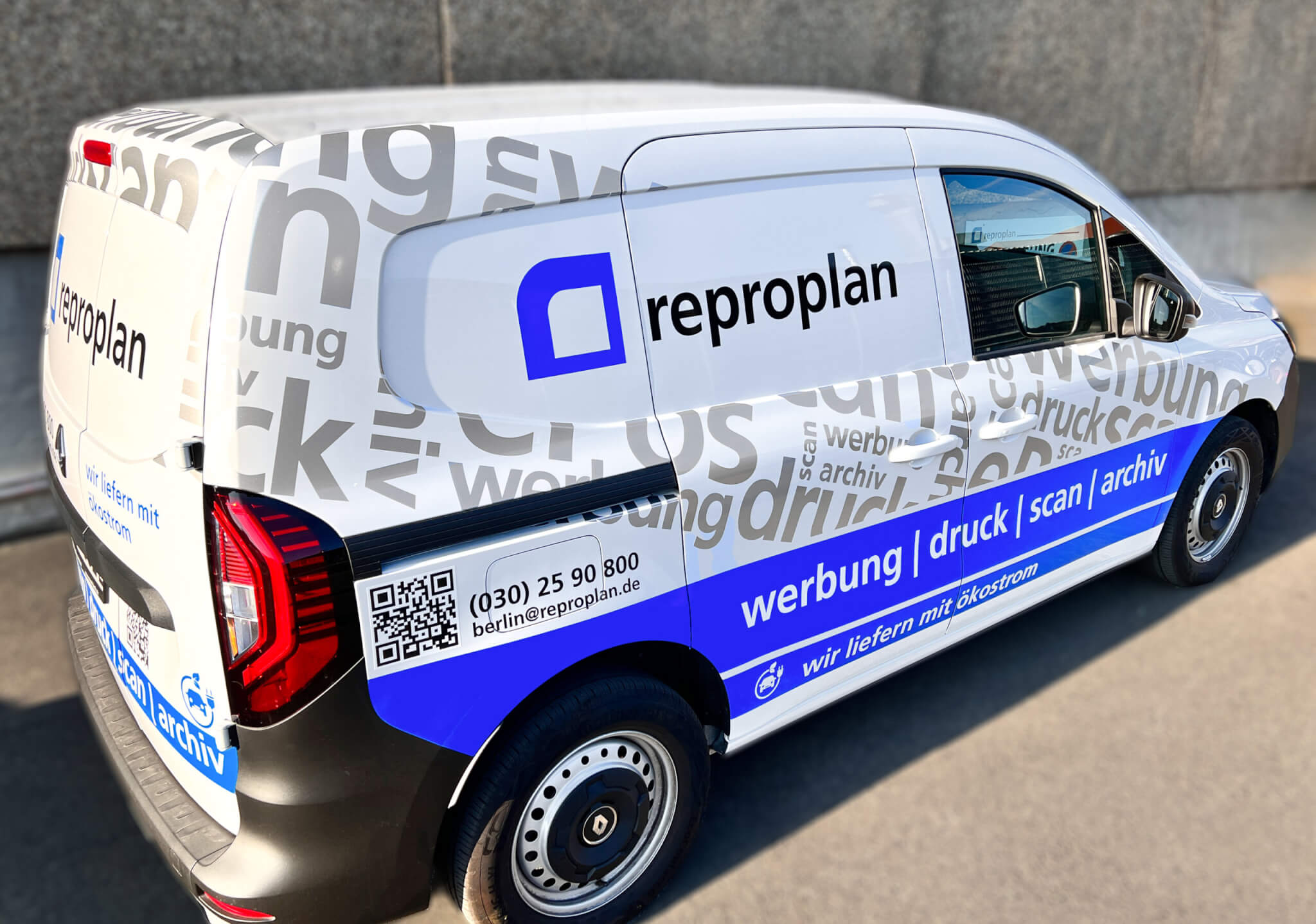 Elektromobilität bei Reproplan: Nachhaltiges Fahren mit grünen Strom