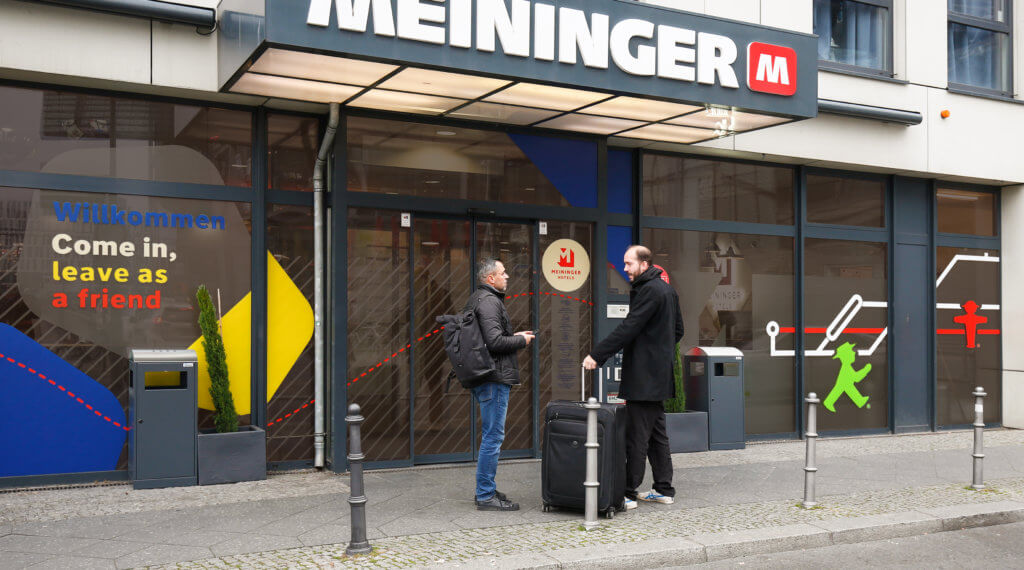 Neue Beschriftung im und am Meininger Hotel Hauptbahnhof Berlin